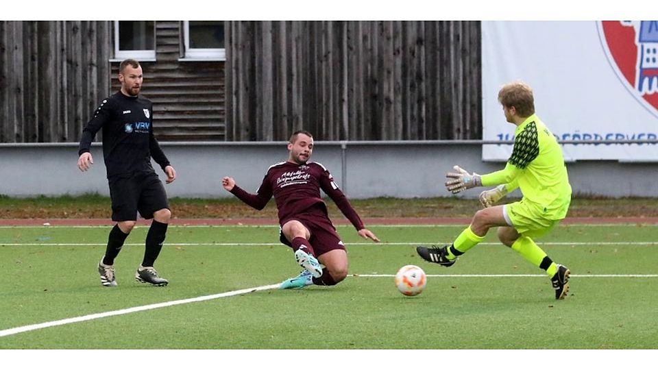 Dies ist der zweite Streich: Jonas Lämmer trifft zum 2:0 für Leusel II/Alsfeld/Eifa im Heimspiel gegen Nieder-Ofleiden II. Alexander Theiss (links) und Keeper Jonathan Willsch können den Einschlag nicht mehr verhindern. Foto: Luca Raab © Luca Raab