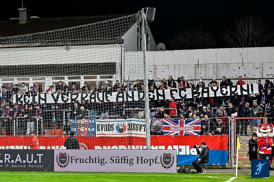 Nicht nur die 0:2-Niederlage gegen die Kickers sorgte für schlechte Stimmung im Unterhachinger Sportpark. Der im Raum stehende Stadionverkauf an den FC Bayern sorgt für Unmut.