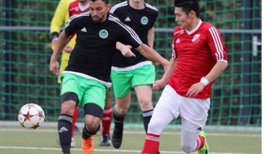 Brauweilers Adriano Oliveira Dos Santos (l.) ist vor Buschbells  Min Chan Jeon am Ball. Foto: Bucco