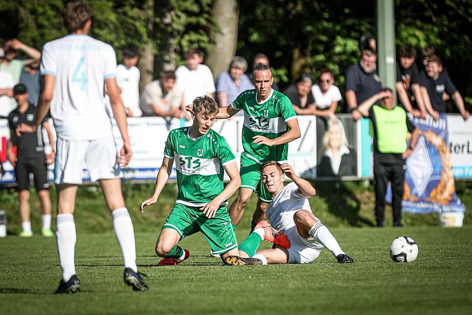 Soll die Abwehr stabilisieren: Defensiv-Allrounder Julian Popp (in Grün, links) kommt aus Murnau. Soll die Abwehr stabilisieren: Defensiv-Allrounder Julian Popp (in Grün, links) kommt aus Murnau.