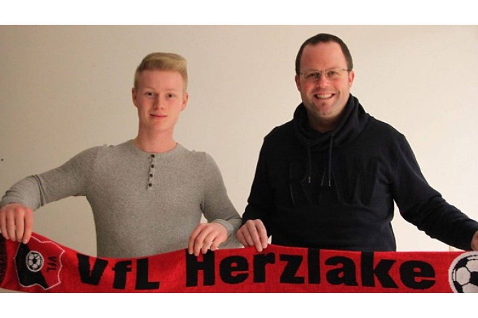 Neuzugang Christopher Olges mit Herzlakes Fußball-Obmann Dennis Strauch. - Foto: VfL Herzlake.