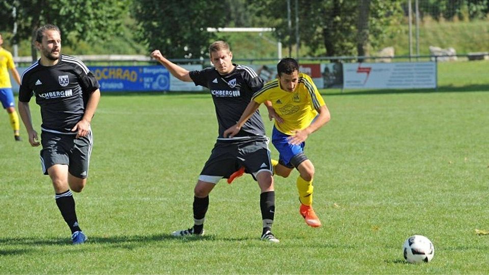 Der SV Achberg (dunkles Trikot) setzt Eriskirch zwar unter Druck, aber der TSV nutzt seine Chancen. far