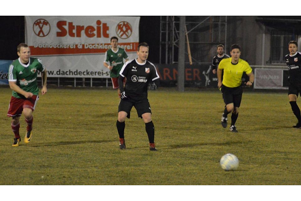 Ammendorf (in schwarz) setzte sich am Freitagabend mit 3:1 gegen Schönebeck durch.              (F. Robert Kegler)