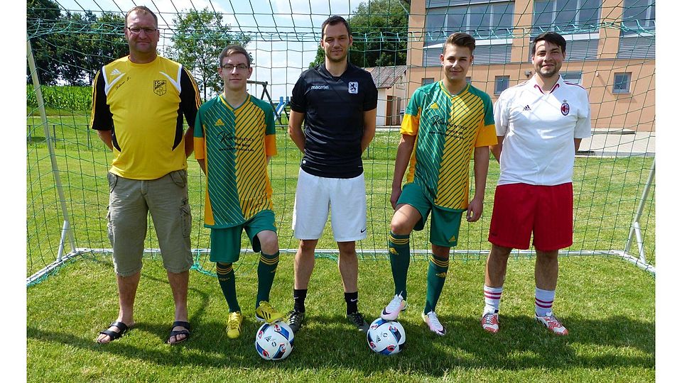 Von links: Abteilungsleiter Josef Dotzer, Florian Moser, Trainer Daniel Oberprieler, Marco Axmann und Spielleiter Daniel Großhauser. F: Anne Schöll