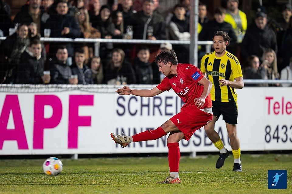 Starke Kulisse: Gut 800 Zuschauer wollten sich den Knaller in der Bayernliga Süd zwischen dem SV Erlbach und dem SV Kirchanschöring nicht entgehen lassen.