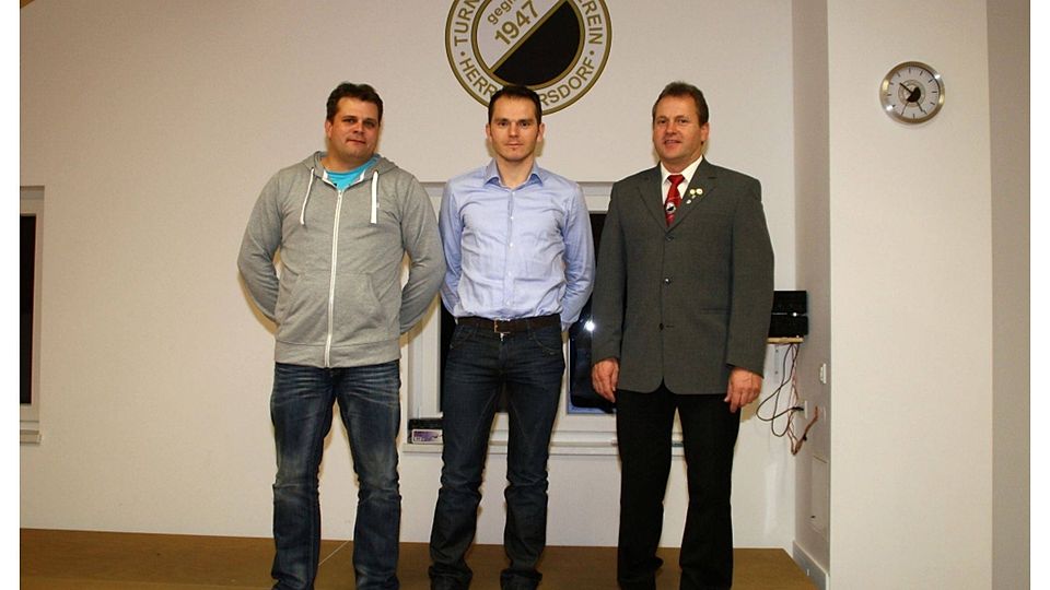 von links, Abteilungsleiter Fussball Nik Zellmeier, Spielertrainer Stefan Offenbeck und 1. Vorstand Markus Steger