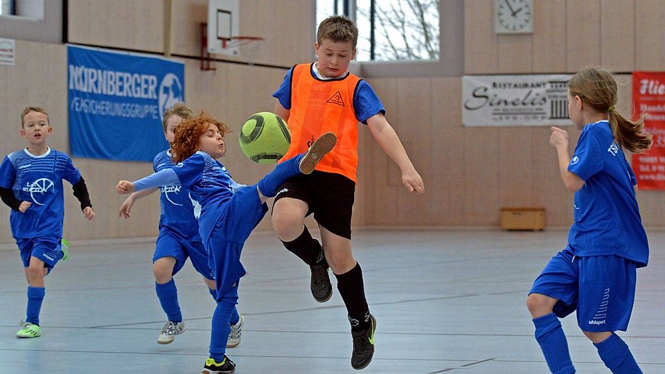 Klein gegen Groß (bzw. TSV Burgfarrnbach gegen JFG See­bachgrund) lautet hier das Duell. F: Horst Linke