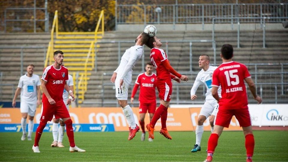 Wie inszeniert: Ulms Torschütze David Braig (l.) und Dirk Müller beim Kopfball-Zweikampf, Hinterkopf an Hinterkopf.   Oliver Schulz