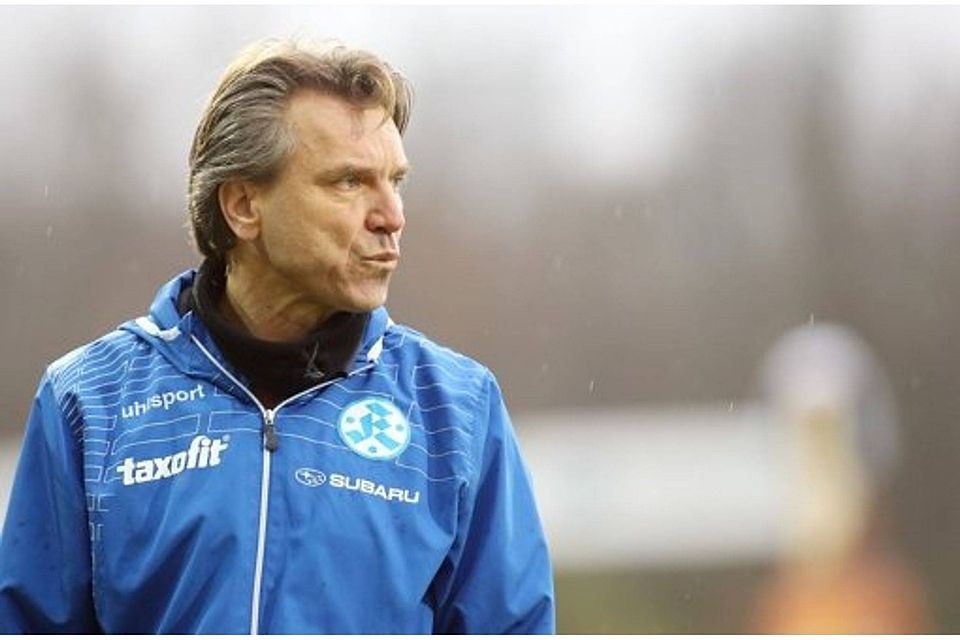 Schaut nicht zufrieden drein - Kickers-Trainer Horst Steffen muss sich mit einer 0:2-Niederlage gegen Arminia Bielefeld abfinden. Pressefoto Baumann