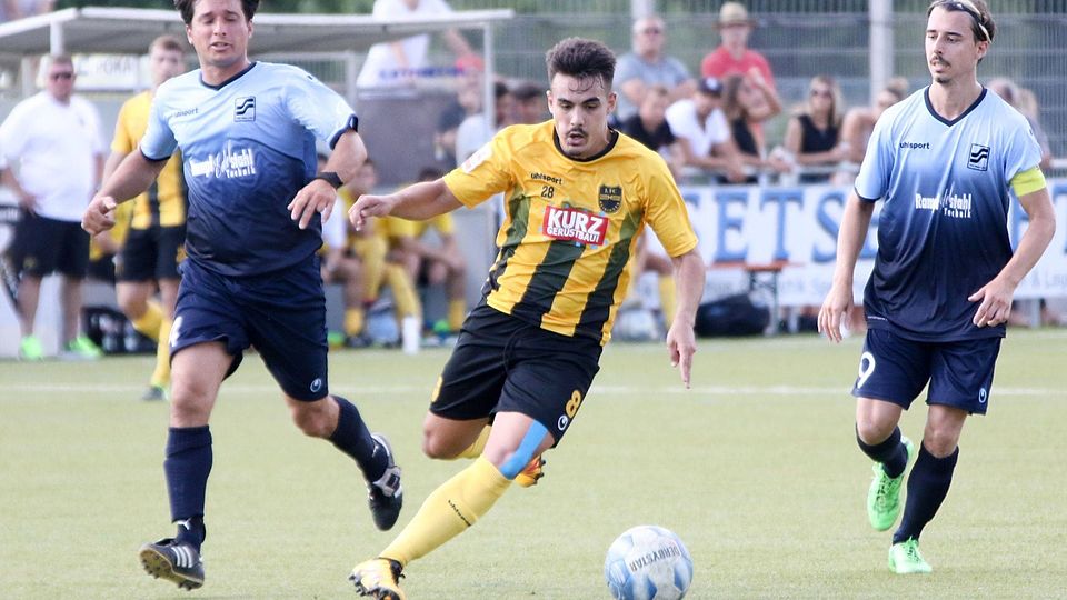 Daniel Perez Castaneda (Mi.): Einer von drei Spaniern im Dress des 1. FC Heiningen. Foto: StN
