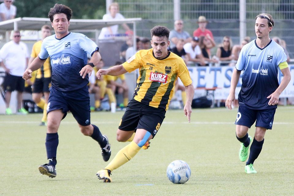 Daniel Perez Castaneda (Mi.): Einer von drei Spaniern im Dress des 1. FC Heiningen. Foto: StN