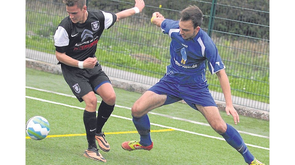 Der TSV Gau-Odernheim ist noch nicht in der Saison angekommen. Gegen Hohenecken gab es die dritte Niederlage. Hier kämpfen der TSVler Hendrik Schwab (links) und Nils Gies um den Ball. Foto: pa/A. Schmitz