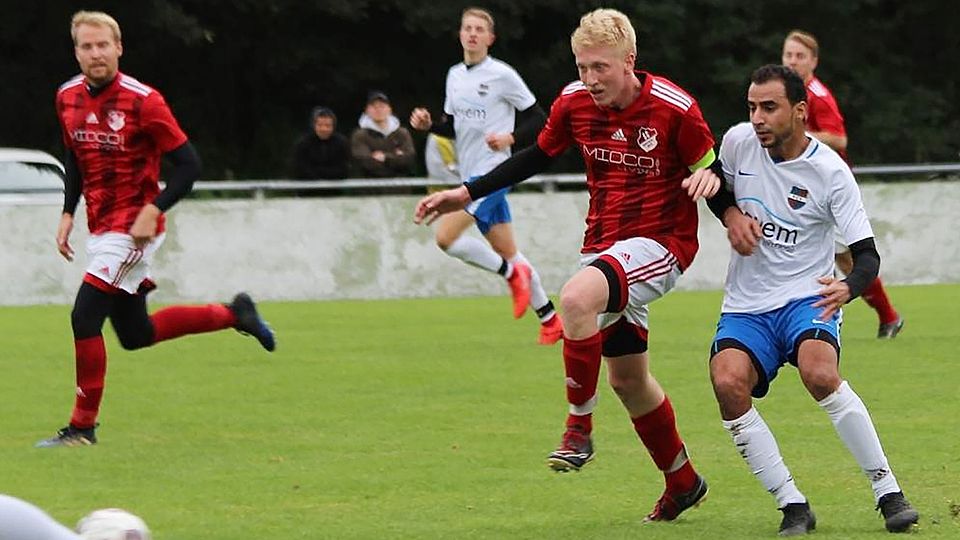 Mit dem FC Vorbach (in Weiß-Blau) begrüßt der SC Eschenbach (in Rot-Weiß) einen Nachbarn bei seinem Turnier, mit dem er zuletzt 2019 in einer Liga – der Kreisklasse – um Punkte kämpfte.