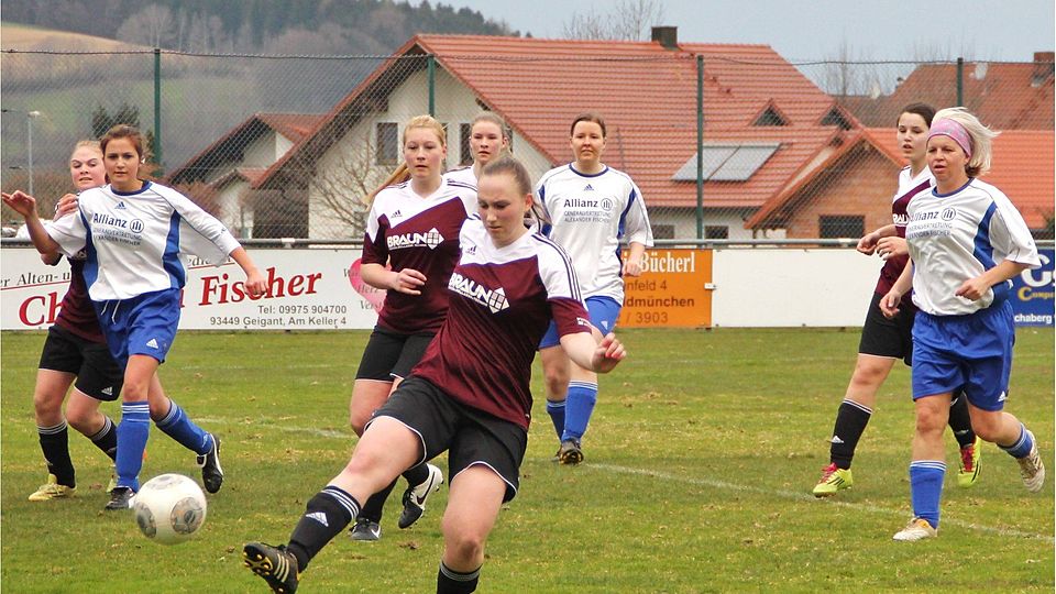 Furth (weiß) schnürte die Heimelf in der eigenen Hälfte ein. F: Fleischmann