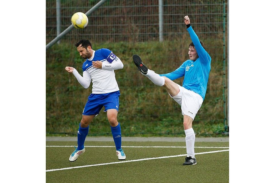 Bretzenheims Julian Schauß (links) hebt den Ball über den zweifachen TuS-Torschützen Marian Ristow.