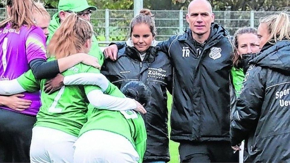 Nach der Pleite gegen Berghofen wollen die Fußballerinnen der Sportfreunde Uevekoven mit Trainer Markus Rothe in Moers eine andere Leistung zeigen. Foto: Royal