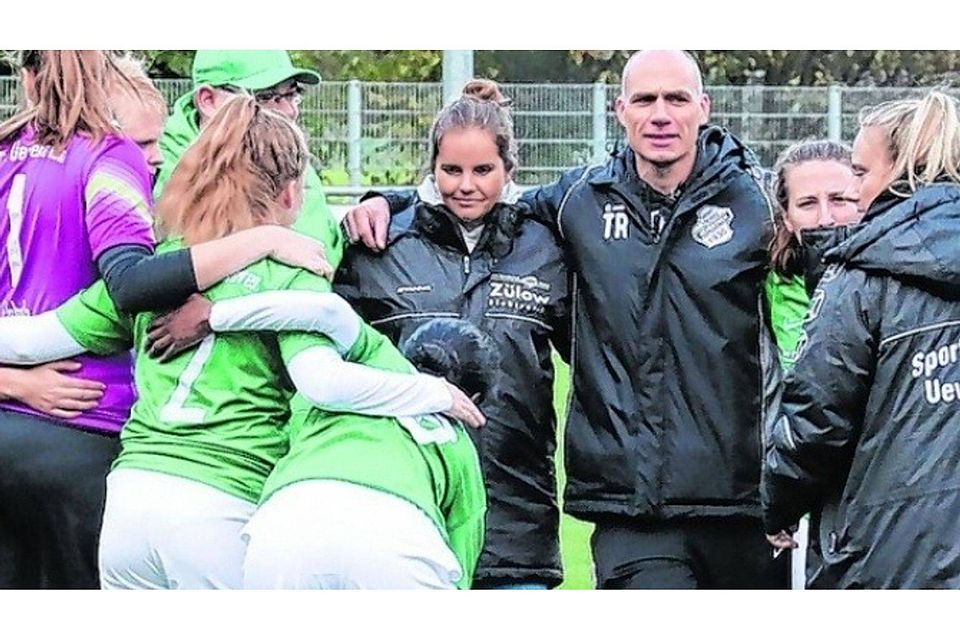 Nach der Pleite gegen Berghofen wollen die Fußballerinnen der Sportfreunde Uevekoven mit Trainer Markus Rothe in Moers eine andere Leistung zeigen. Foto: Royal