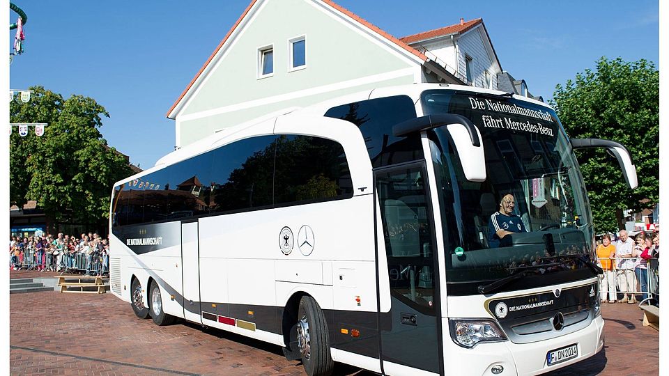 Dort sitzen, wo Jogi Löw und Bastian Schweinsteiger ihre Plätze haben: Der Weltmeister-Bus Foto: Werksfoto
