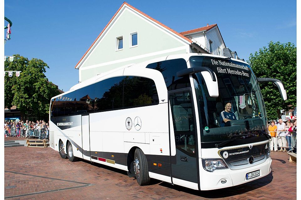 Dort sitzen, wo Jogi Löw und Bastian Schweinsteiger ihre Plätze haben: Der Weltmeister-Bus Foto: Werksfoto