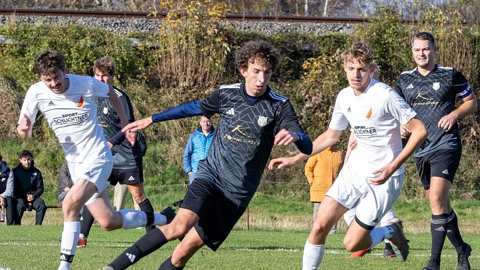 Einen knappen, aber wichtigen Sieg feierte der TSV Schliersee um Tobias Haringer gegen den FC Real Kreuth II.