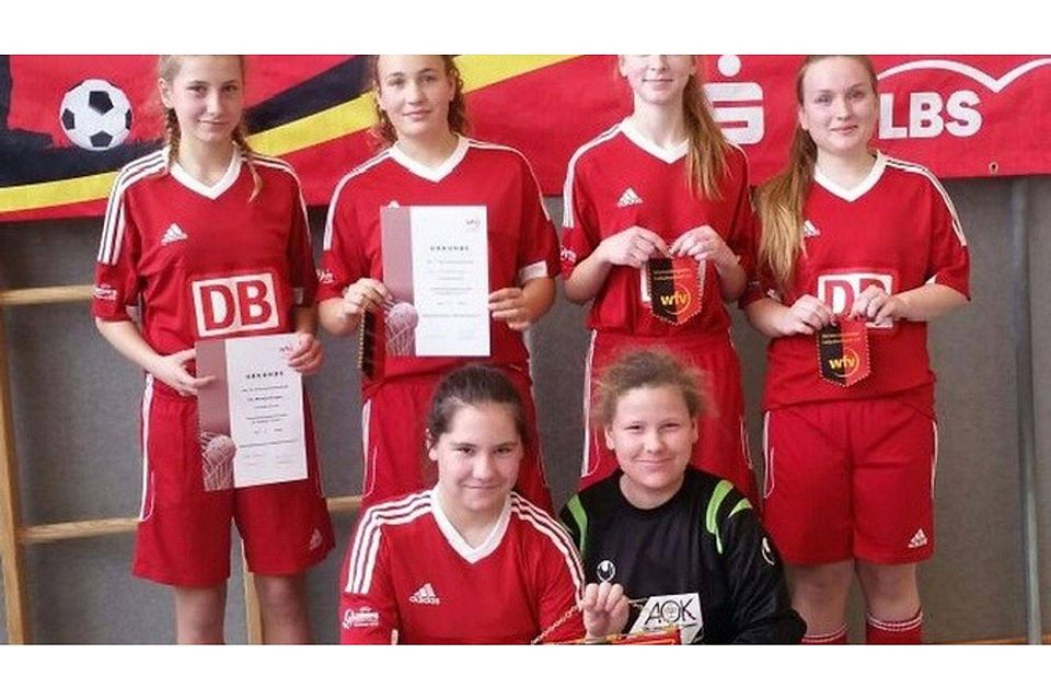 Wimpel für den Sieger: Die C-Juniorinnen des VfL Munderkingen entschieden die Hallenfußball-Bezirksmeisterschaft für sich. Foto: privat