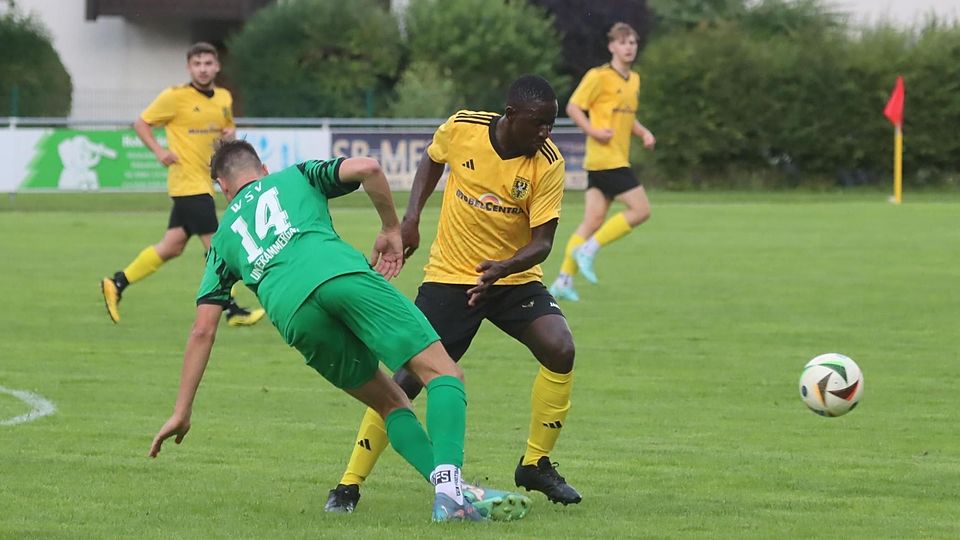 Fußball Saison 2025/26 Totopokal Kreis Zugspitze Halbfinale Spielgruppe West TSV Schongau (in Gelb, hier Hassan Bah) gegen WSV Unterammergau am 30. Juli 2025
