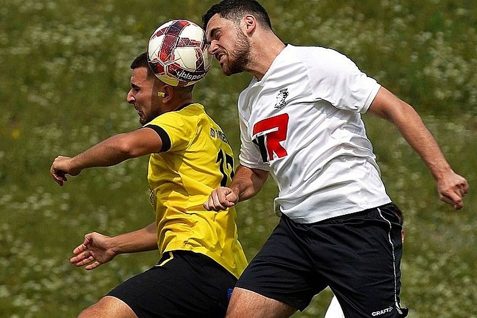 Beim 2:2 gewann Wertingens Christian Birthelmer (links) sein Kopfballduell gegen Gersthofens Kerem Bakar.