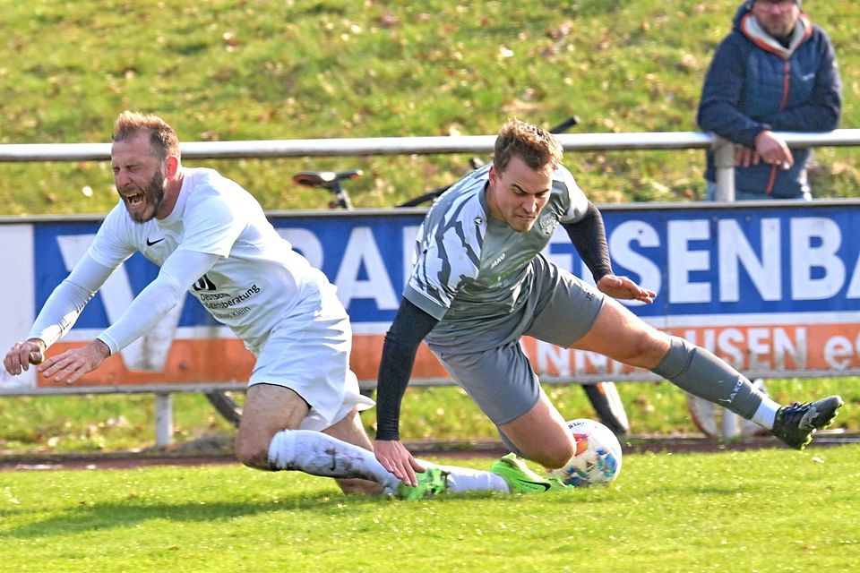 Viele Zweikämpfe prägten das Duell der TSG Thannhausen (links Ahmet Cam) gegen den SC Bubesheim mit Jonas Sailer. Am Ende setzte sich die TSG mit 2:0 durch.