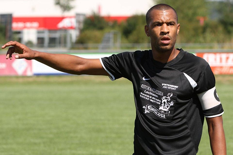 Lechhausens Mannschaftsführer Holger Eweka musste mit seinem Team mit dem 1:2 in Kaufering die erste Niederlage der Saison hinnehmen. Gegen den TSV Göggingen soll aber wieder gepunktet werden.  Foto: Michael Hochgemuth