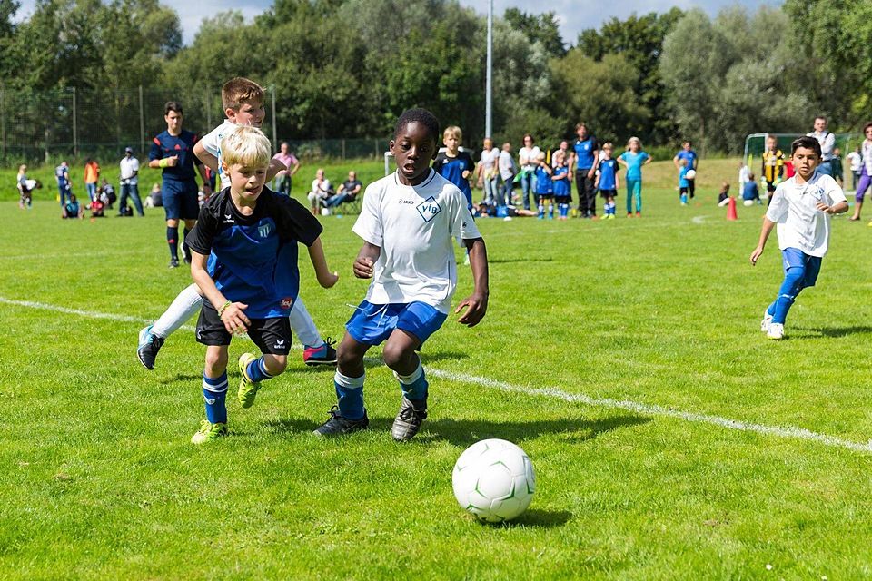 Kicken, wie schon 2015, auch in diesem Jahr munter um Pokale und Platzierungen mit: die F-Jugendlichen beim Jugendfußballturnier in Kehlen. Foto: Niklas Kesenheimer