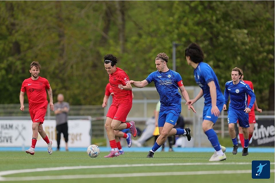 Während der TuRa Niederhöchstadt (rote Trikots) um die Meisterschaft kämpft, spielt der FV Biebrich II um den Klassenerhalt. 