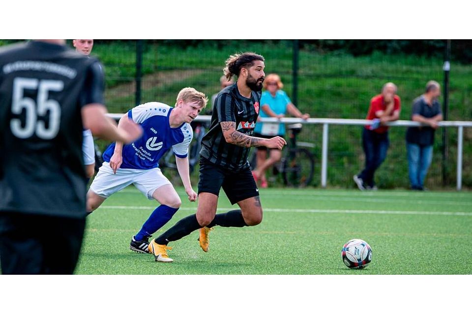 Neben der Enttäuschung über die verpasste Abstiegsrunde muss sich Türk Ata-Coach Taner Keles auch noch mit einer Bänderverletzung herumschlagen. Foto: Jenniver Röczey 