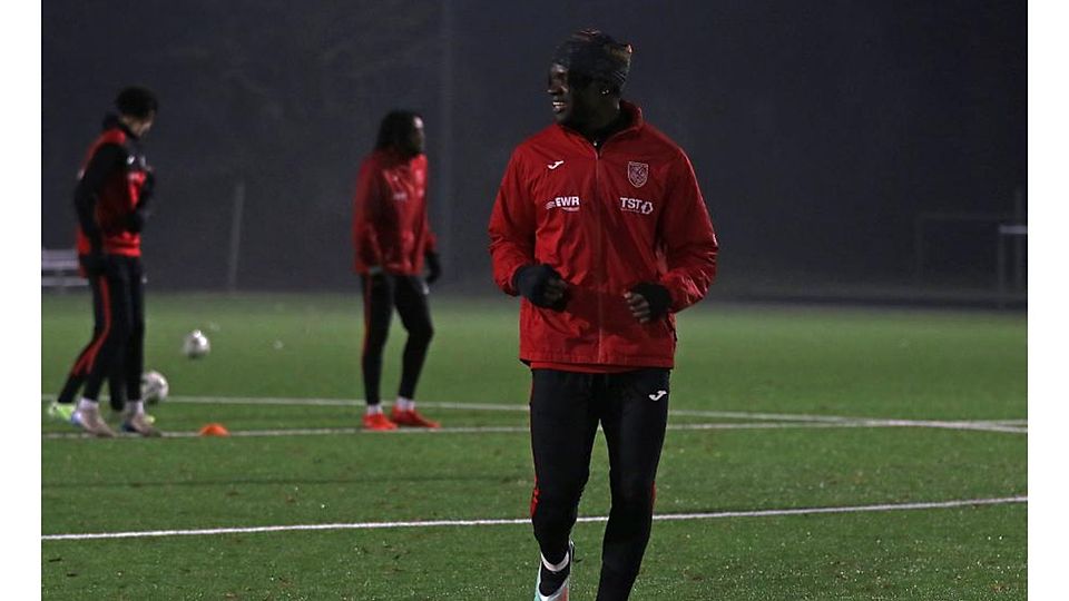 Nun auch offiziell Spieler des VfR Wormatia Worms: Mittelfeldakteur Jabez Makanda beim Auftakt in die Wintervorbereitung lachend im Training.	Foto: Christine Dirigo/pakalski-press