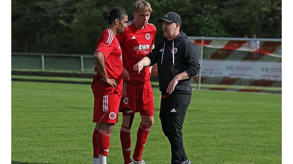 Björn Miehe (rechts, hier im Gespräch mit Rico Renner und Marco Bresser) hat der TSG Pfeddersheim auch in der ersten Mannschaft ausgeholfen, wenn Not war. 	Archivfoto: Christine Dirigo/pakalski-press