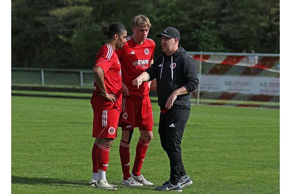 Björn Miehe (rechts, hier im Gespräch mit Rico Renner und Marco Bresser) hat der TSG Pfeddersheim auch in der ersten Mannschaft ausgeholfen, wenn Not war. 	Archivfoto: Christine Dirigo/pakalski-press