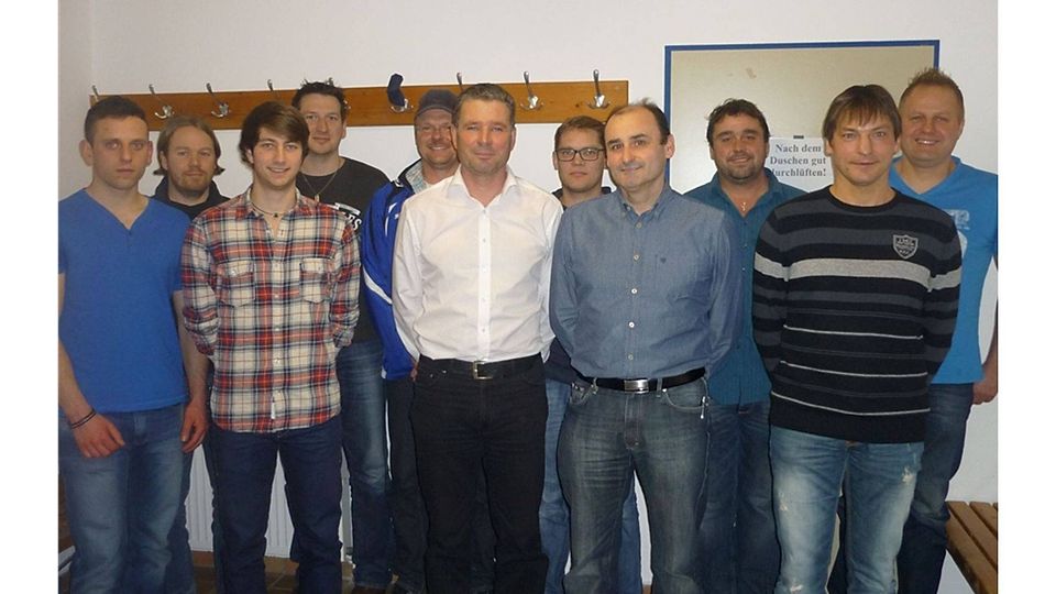 Die neue Führung der TSV-Fußballabteilung mit Trainer Sigi Biendl.Fotos: ceh