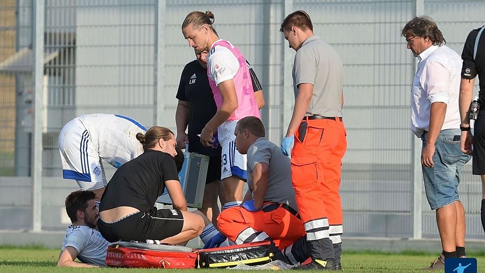 Da ahnten alle schon Böses: Philipp Beinenz (am Boden liegend) wird auf dem Platz in Hankofen behandelt.