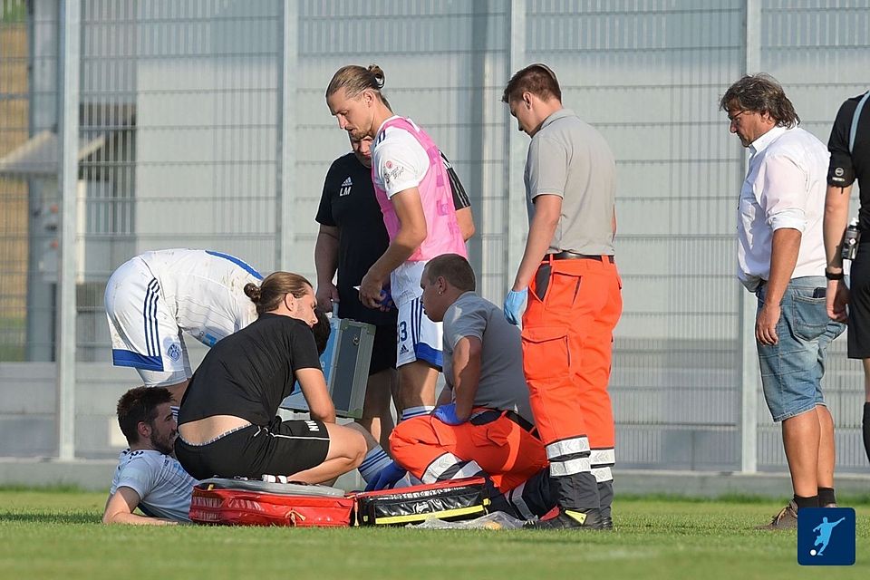 Da ahnten alle schon Böses: Philipp Beinenz (am Boden liegend) wird auf dem Platz in Hankofen behandelt.