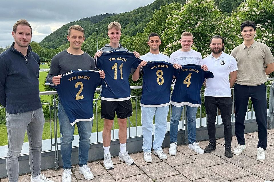 Von links: Trainer Thomas Sommer, die Neuzugänge Thomas Feldmeier, Julian Wels, Sandro Aumer und Christoph Zirngibl, Spartenleiter Michael Beer und Teammanager Jonas Seidl. Es fehlt Florian Hof.