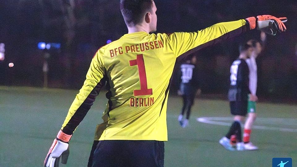 Archiv: Ex Preussen II Keeper Dietzel in Aktion