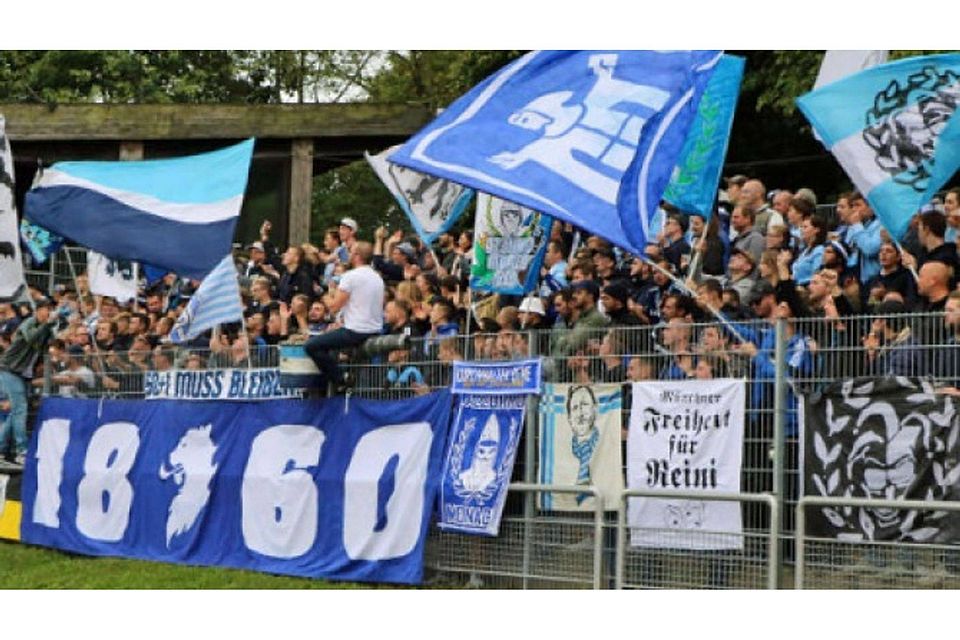 Lautstark feuern die 1860-Anhänger ihr Team an und sorgen für Spitzen-Stimmung im Stadion. Foto: Dieter Michalek