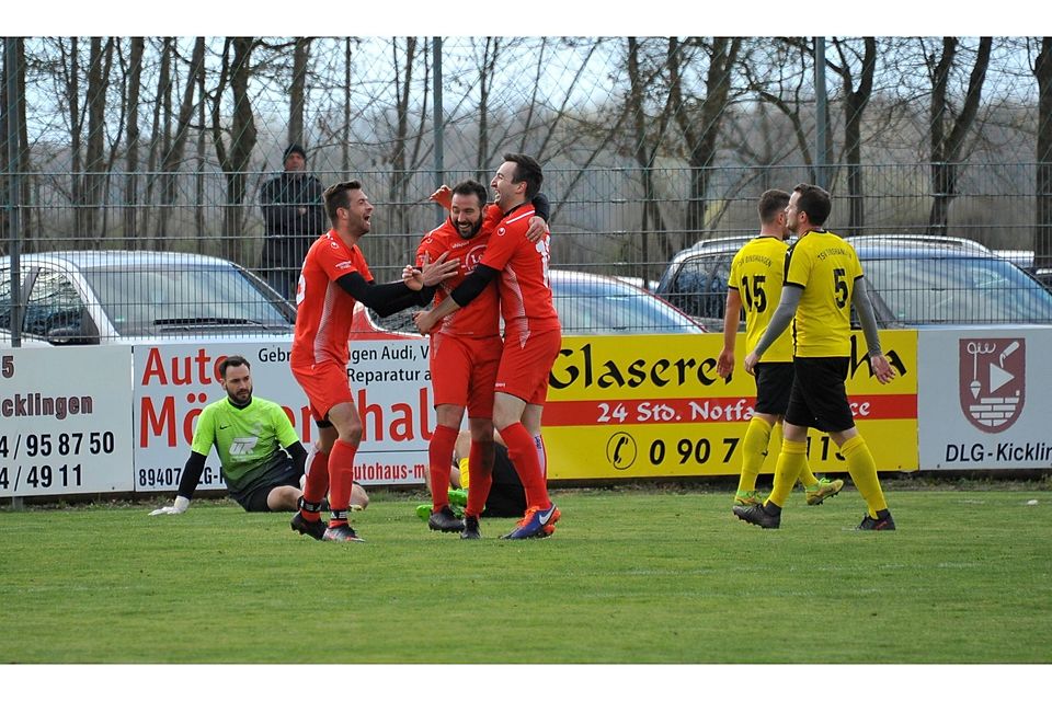 Kicklingens Spielertrainer Florian Prießnitz lässt sich von Julian Eberhardt (rechts) und Patrick Jung zu seinem 3:1-Treffer gratulieren (links Binswangens Keeper Winkler).