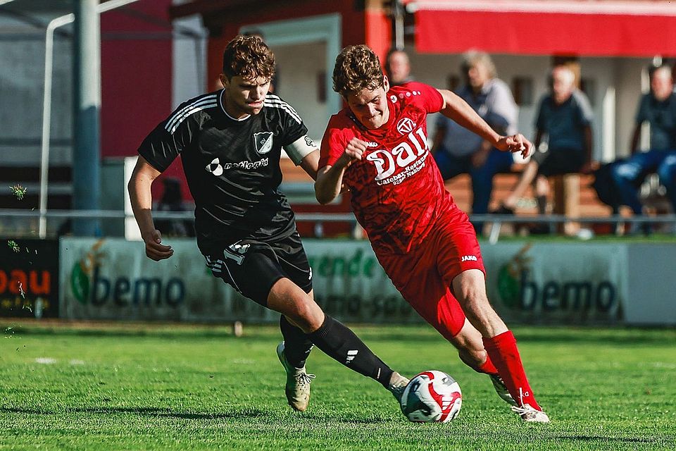 Unter anderem Bezirksliga-Neuling TV Nabburg (in Rot) und Kreisligist SV Kemnath a. B. (Schwarz) bestreiten am Wochenende ihr erstes Vorbereitungsspiel. Unter anderem Bezirksliga-Neuling TV Nabburg (in Rot) und Kreisligist SV Kemnath a. B. (Schwarz) bestreiten am Wochenende ihr erstes Vorbereitungsspiel.