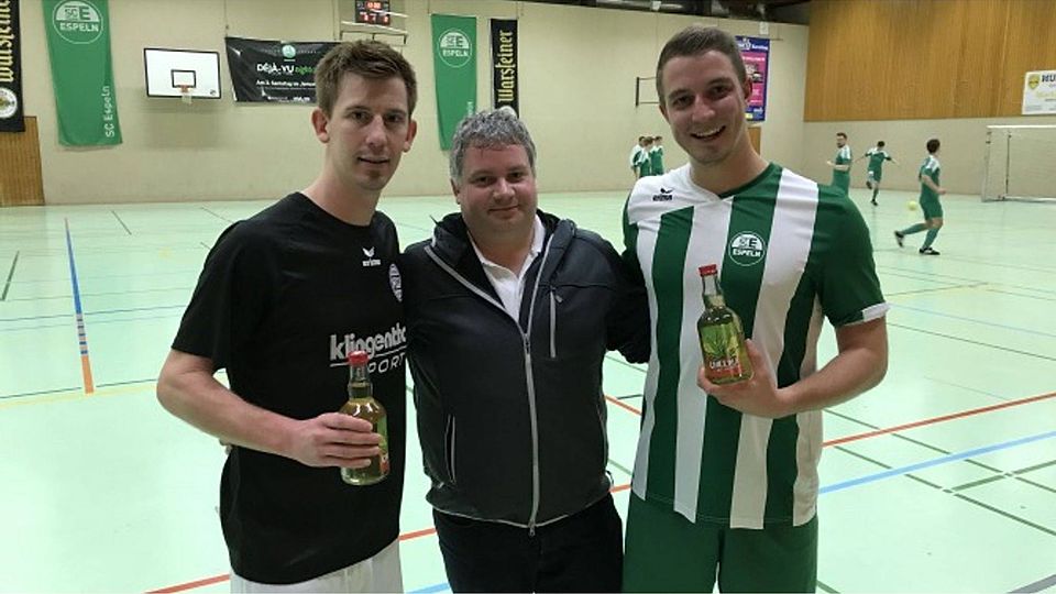 Markus Keßler (Mitte) von der Turnierleitung gratulierte Oliver Brocke (links) und Stefan Benteler (rechts) zu ihren Jubiläumstoren.