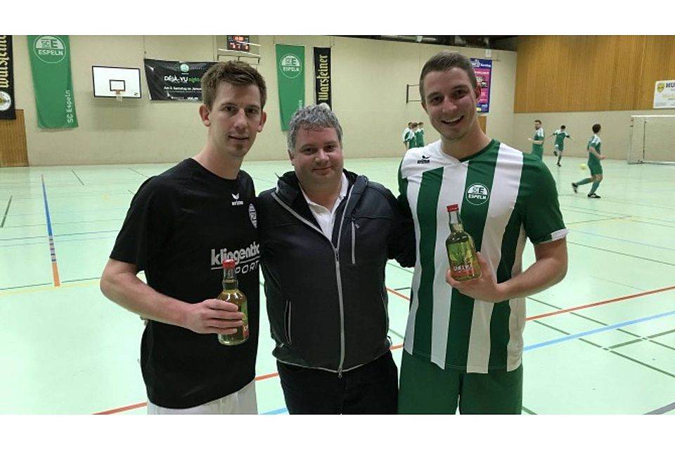Markus Keßler (Mitte) von der Turnierleitung gratulierte Oliver Brocke (links) und Stefan Benteler (rechts) zu ihren Jubiläumstoren.