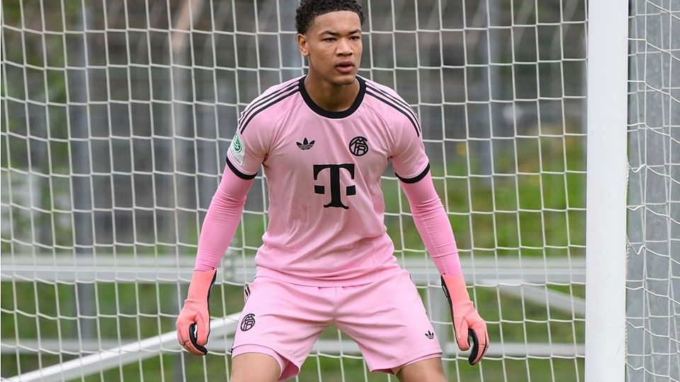 Leonard Prescott verletzt sich vor dem ersten Testspiel der Bayern-Amateure gegen Legia Warschau. 