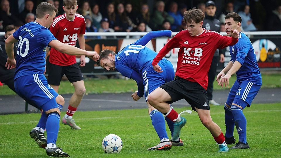 Gleich dreimal müssen die Kicker der SpVgg Lam (rote Triktos) und des SV Etzenricht nachsitzen