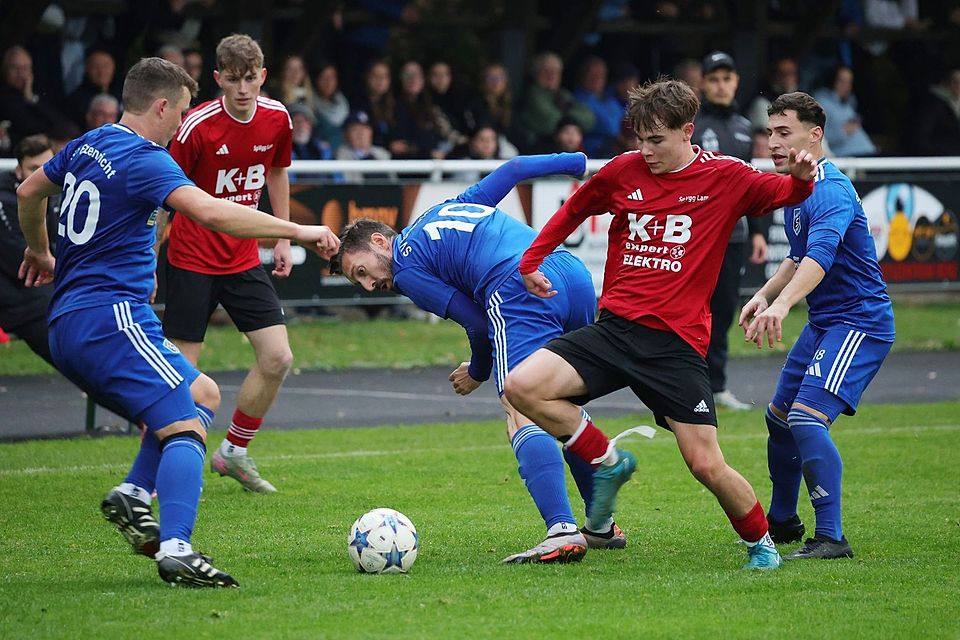 Gleich dreimal müssen die Kicker der SpVgg Lam (rote Triktos) und des SV Etzenricht nachsitzen