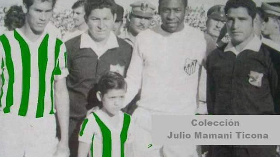 Weltfußballer Pelé (Zweiter von rechts) mit Werner Wartenberger (Einlaufkind).