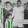 Weltfußballer Pelé (Zweiter von rechts) mit Werner Wartenberger (Einlaufkind).